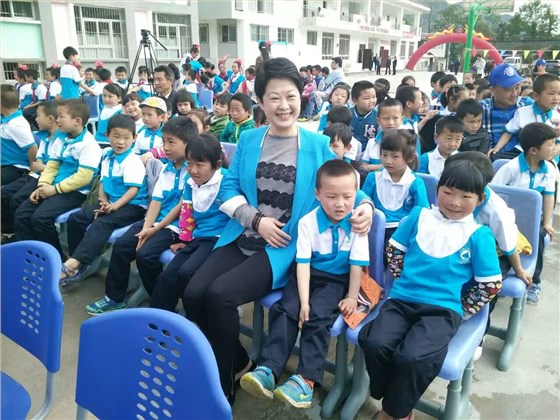 “災(zāi)后重建 精準(zhǔn)扶貧 春暖童心”-壹品歐迪總經(jīng)理陶秀娟女士與孩子們在一起！