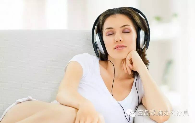 可以躺著上班的辦公桌？